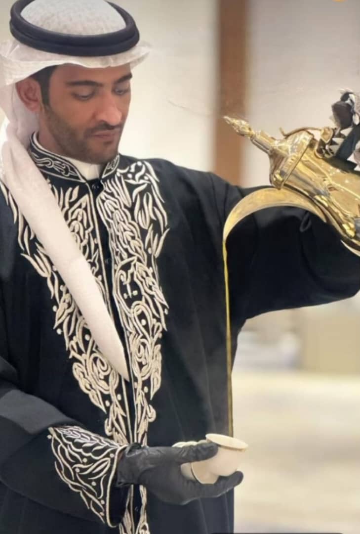 قهوجي يقدم القهوة العربية في مناسبة خاصة بالرياض