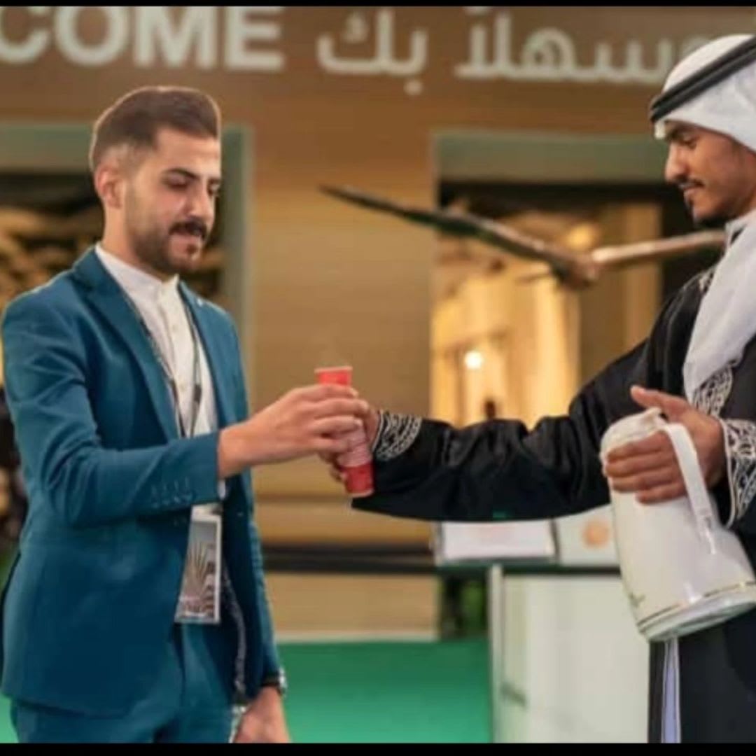 قهوجيين يقدمون القهوة العربية في حفل زفاف فاخر بالرياض