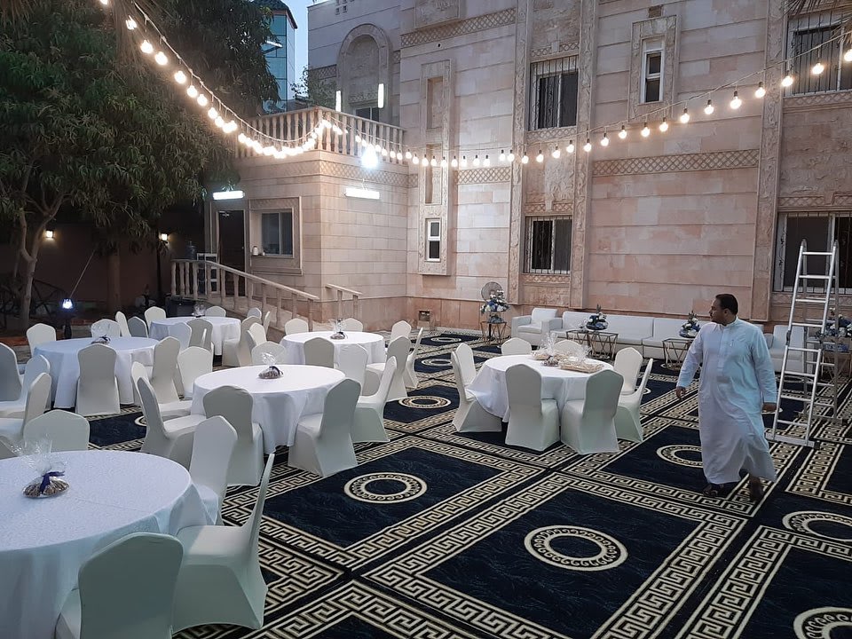 قهوجي يقدم القهوة العربية في مناسبة خاصة بالرياض