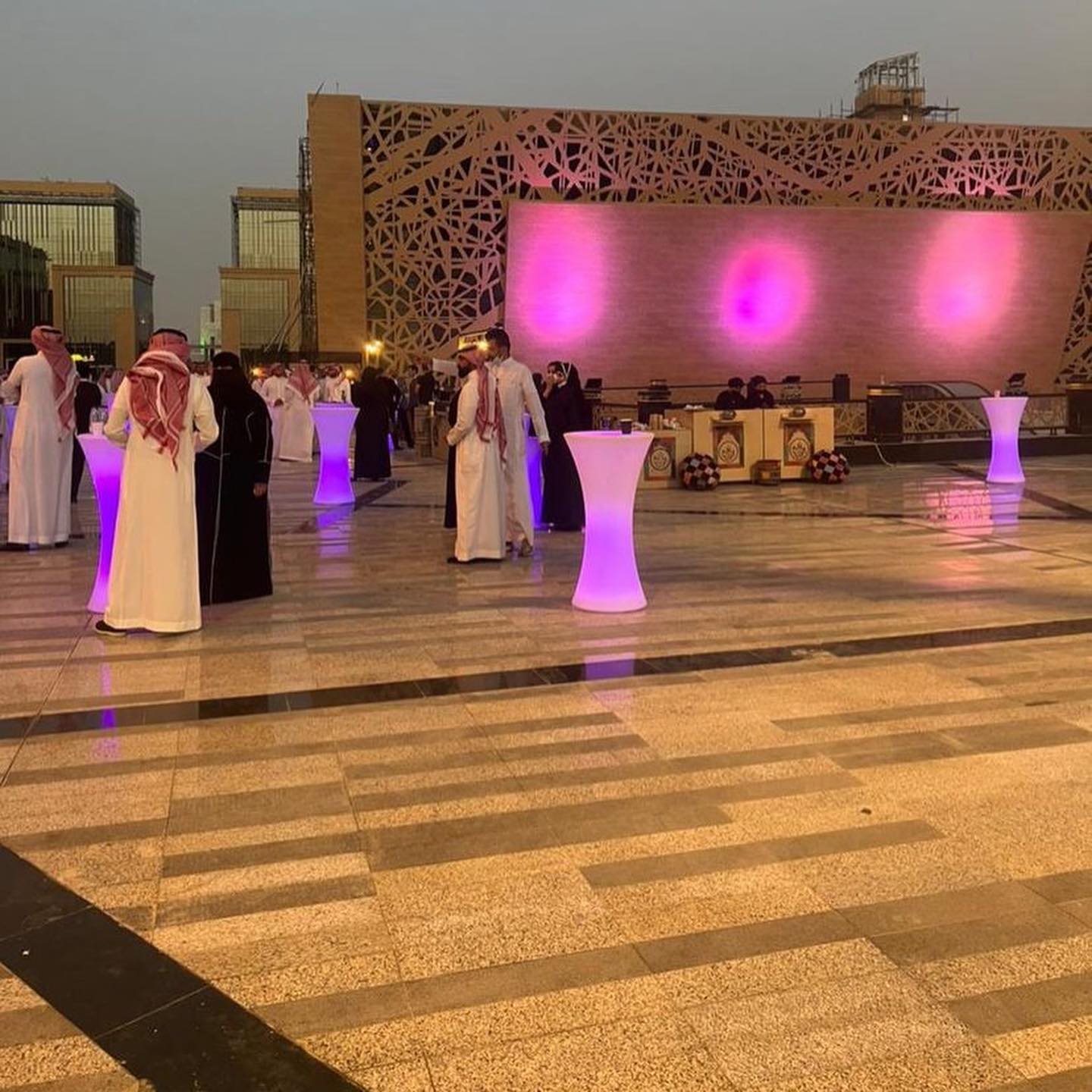 قهوجي ومضيف للمناسبات الرسمية بالرياض ضيافة احترافية تعكس أصالة الكرم السعودي